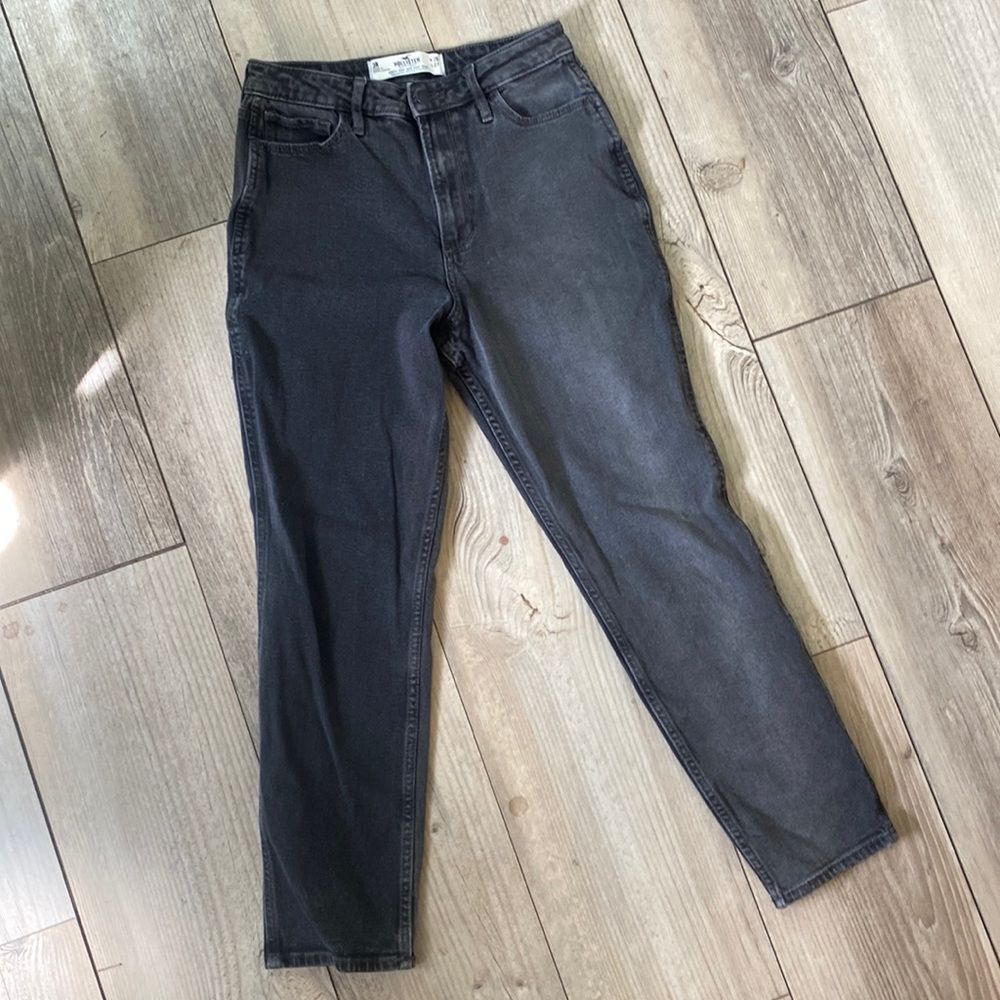 HOLLISTER Curvy High Rise Mom Jean Size 3 Vintage Stretch W 26 L 27